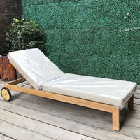 Canapé de luxe imperméable, terrasse de piscine extérieure, lits de soleil de jardin en bois de teck, chaises longues grises avec oreiller
