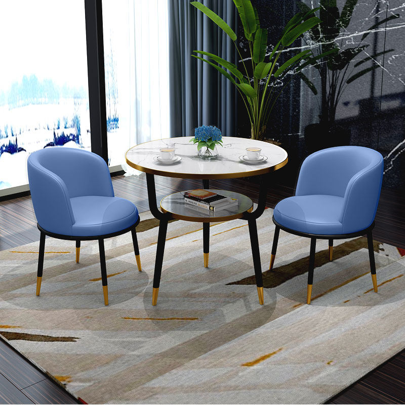 Un tavolo e due sedie di colore azzurro