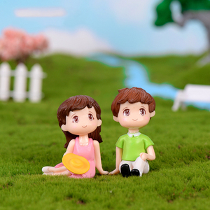Figurine de couple amoureux (fille et garçon) pour gâteau de mariage, souvenir, porte-clés romantique en résine, artisanat en plastique, décorations de jardin féerique et de maison - Product Image 2