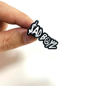 Distintivi e spille personalizzati in metallo smaltato morbido e duro con design Sad Boy per cappelli, colletti e abbigliamento, all'ingrosso da produttore cinese - Product Image 1