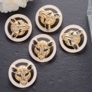 Botones <span class=keywords><strong>Metálicos</strong></span> <span class=keywords><strong>de</strong></span> Alta Calidad con Forma <span class=keywords><strong>de</strong></span> Leopardo, Cierres a <span class=keywords><strong>Presión</strong></span> <span class=keywords><strong>de</strong></span> Aleación <span class=keywords><strong>de</strong></span> Zinc <span class=keywords><strong>de</strong></span> Lujo para Ropa, 18mm 23mm, Patrón <span class=keywords><strong>de</strong></span> Logotipo para Coser en Abrigos - Product Image 2