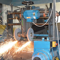 Ponceuse à rouleaux portable en ligne, machine de polissage de surface de rouleaux in situ, sans démontage des rouleaux pour ligne de recyclage du caoutchouc