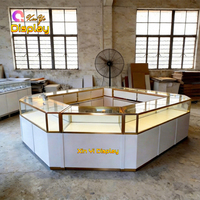 Comptoir de présentation de bijoux de luxe avec cadre doré et vitrine verrouillable, éclairage LED pour magasin de détail et salle d'exposition