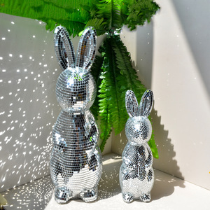 Scultura a Forma di Coniglio con Sfera a Specchio Chuang De, Stile Disco Ball, Figurina in Argento Ecologica e Infrangibile, Decorazione da Tavolo Unica - Product Image 5