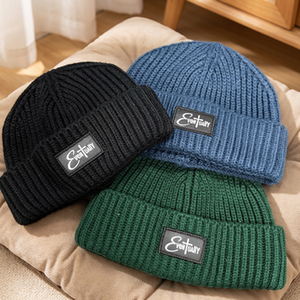 Chapeau d'hiver en acrylique avec logo brodé personnalisé, étiquette privée, patch en cuir, bonnet en tricot à revers, unisexe - Product Image 1