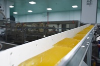 Bloc d'adhésif thermofusible jaune pour applications industrielles d'étiquetage, d'emballage et de transport