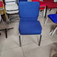 Chaise d'événement empilable en métal rembourrée rouge et noire pour théâtre, auditorium, conférence, hôtel, restaurant, église - Vente en gros à prix réduit