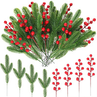Branches de pin enneigées de Noël avec baies rouges pour couronnes, guirlandes, vases, décorations florales saisonnières d'hiver et centres de table festifs