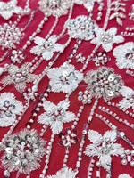 Tissu en dentelle de tulle brodé de feuilles florales dispersées, orné de perles et de paillettes, avec des perles lourdes, idéal pour les robes de mariée et de soirée