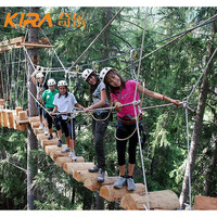 Parcours d'escalade en corde du parc d'attractions Tree Top Team Building High Ropes Course