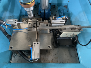 Vollautomatische T-Nut-Bohr- und Gewindeschneidmaschine |   Einzelner Antriebskopf |   Für Spannplatten und Werkzeugblöcke |   Auto Cycle - Product Image 4