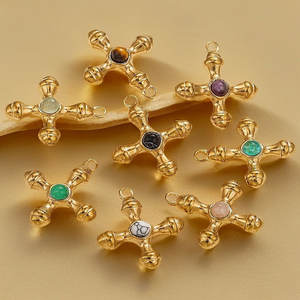 Colgantes y dijes de moda de acero inoxidable 316L chapados en oro PVD de 14K y 18K personalizados para hacer pulseras y dijes de cruz para la creación de joyas. - Product Image 3