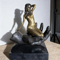 Sculpture d'art créative en bronze de style européen, représentant une femme sexy allongée sur un chaise longue en métal, couleur personnalisable pour utilisation en extérieur dans un jardin.