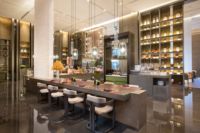 Meubles de bar et de salon commerciaux en bois massif modernes et personnalisés pour restaurants, cafés, centres commerciaux, hôtels, salles à manger, gymnases - Durables et écologiques
