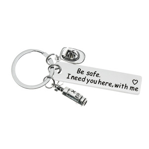 Tùy chỉnh được an toàn tôi cần bạn ở đây với tôi nhân viên cứu hỏa Keychain an toàn Mũ bảo hiểm Bình chữa cháy Keychain 3D kim loại móc chìa khóa quà tặng - Product Image 6