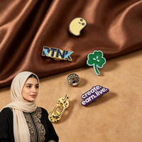 Étiquettes suspendues en alliage de zinc plaqué multicolore en gros, étiquettes métalliques autocollantes personnalisées avec logo pour vêtements et articles en cuir