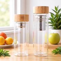 Fabricant de bouteilles en verre à double paroi avec logo personnalisé, vendant des bouteilles d'eau avec infuseur à thé et fruits, avec couvercle en bambou