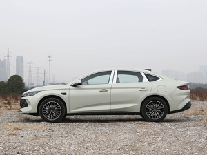 BYD Qin L DM-i 2026 210KM Yun Nian, autonomia elettrica pura CLTC 210 km, autonomia combinata 2110 km, 25.28kWh PHEV per uso aziendale e flotte - Product Image 5