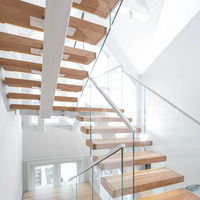 Kit d'escalier droit intérieur moderne et minimaliste de luxe avec marches en bois massif et garde-corps en verre pour villas