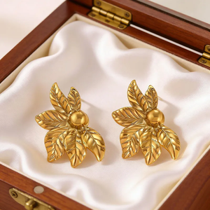 Pendientes Elegantes de Acero Inoxidable con Forma de Flor para Mujer, Resistentes a la Decoloración, Versátiles, Chapados en Oro de 18K, Joyería Moderna y de Moda - Product Image 3