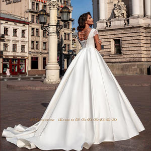 Robes de mariée en <span class=keywords><strong>satin</strong></span> coupe A avec <span class=keywords><strong>jupon</strong></span>, dos nu sexy, ornées de perles et de dentelle, style princesse, blanches, pour mariage - Product Image 2