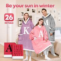 Cadeau de Noël : Couverture à capuche portable personnalisable avec lettres, couverture en polaire Sherpa surdimensionnée et confortable avec manches pour femme