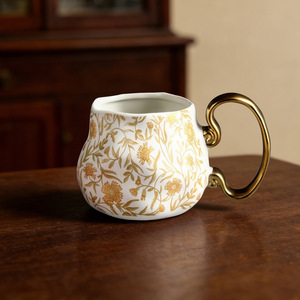 Taza de cerámica retro con diseño floral pintado en dorado, con asa, para el hogar, la oficina, café, desayuno, agua, uso en pareja - Product Image 3