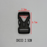 Fixez la boîte intérieure de la valise avec la boucle fixe et utilisez la boucle à dégagement rapide sur le côté pour une ouverture facile.