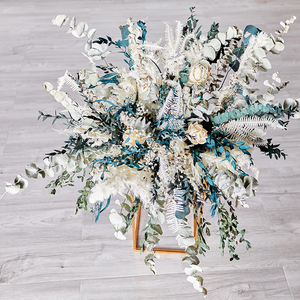 La decorazione di nozze aggiunge un'atmosfera romantica al luogo, con le rastrelliere di fiori eterne e le decorazioni della guida stradale - Product Image 3