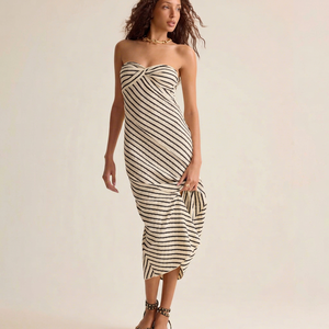 Vestido midi de punto a rayas sin tirantes con detalle de lazo y corte ajustado, bajo asimétrico, ideal para fiestas de verano. - Product Image 1