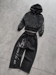 Conjunto Deportivo de Lujo para Hombre en Negro y Naranja, Pantalones Anchos de Algodón, Sudadera con Capucha y Detalles de Bordado con Logotipo Personalizado - Product Image 4