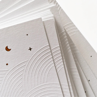 Carte d'invitation pliante personnalisée, simplicité et luxe, en carton texturé avec logo estampé or