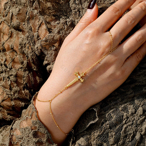 Gemnel - Brazalete <span class=keywords><strong>de</strong></span> Mano con Cruz <span class=keywords><strong>de</strong></span> Daga, Chapado en <span class=keywords><strong>Oro</strong></span> <span class=keywords><strong>de</strong></span> 18 Quilates, Plata <span class=keywords><strong>de</strong></span> Ley 925, Estilo Gótico, para <span class=keywords><strong>Mujer</strong></span> - Product Image 3