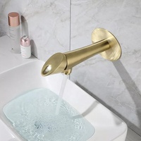 Robinet de lavabo mural monotrou en laiton doré brossé, style moderne et contemporain, avec mitigeur chaud/froid encastré et poignée unique