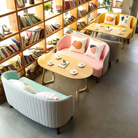 Meubles de loisirs commerciaux sur mesure en bois : canapé, table et chaise pour librairie, café, salon de thé, espace lecture et desserts