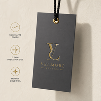 Étiquettes suspendues en carton noir premium avec PVC, estampage à chaud, feuille métallique, bords peints aux couleurs vives, pour un branding minimaliste haut de gamme