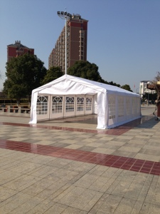 Nouvelle Tente de Réception Pliante 5x10m en PE et Acier, Imperméable Quatre Saisons, Résistante aux UV, Cinq Chambres, Idéale pour Événements - Product Image 1