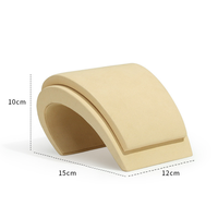 Présentoir à bijoux en microfibre Fadeli Packaging, modèle FDL000623-6, conçu sur mesure pour les vitrines de bijouteries en magasin.