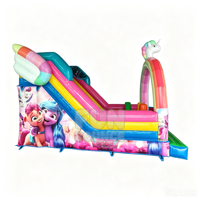Parc d'attractions avec toboggan sec sur le thème de la licorne et jeux d'équipe