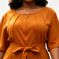 Robe trapèze unie à col rond pour femme grande taille avec accents floraux