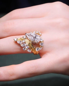 Bague de fiançailles APRICOT JEWELS 2 carats en diamant de laboratoire taille poire, couleur fantaisie claire, style hip-hop, or jaune 14 carats, motif floral élégant et raffiné - Product Image 4