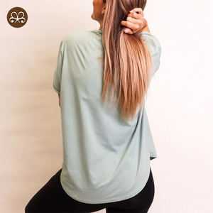 <span class=keywords><strong>T</strong></span>-<span class=keywords><strong>shirt</strong></span> d'<span class=keywords><strong>allaitement</strong></span> surdimensionné léger vert clair personnalisé avec logo et deux fermetures <span class=keywords><strong>éclair</strong></span> invisibles - Product Image 3