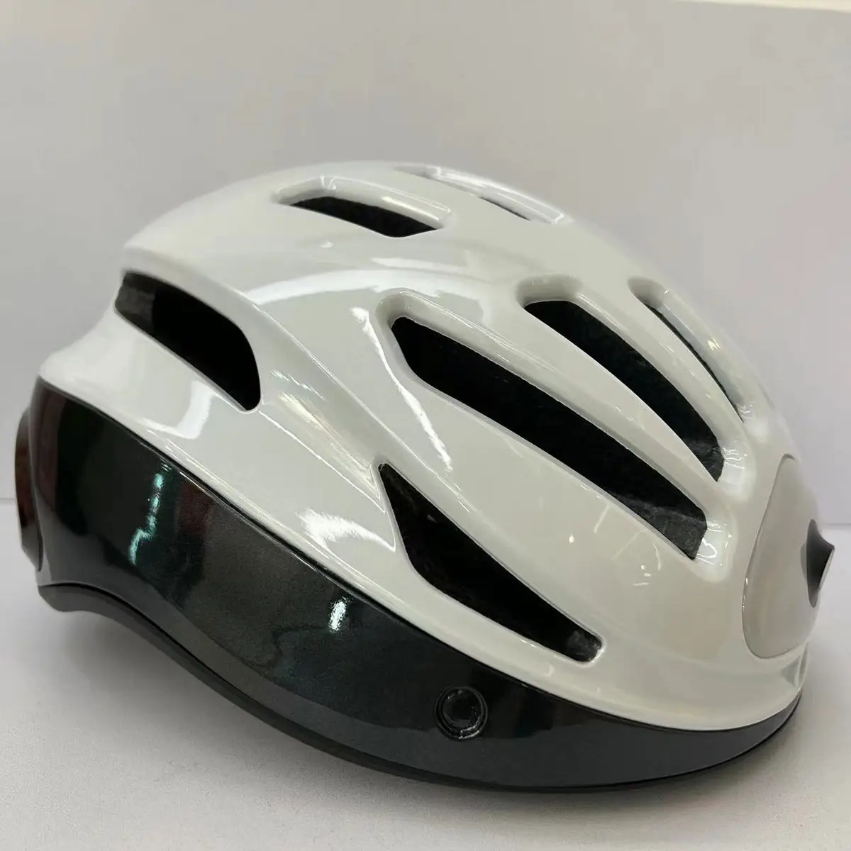 Manténgase seguro con nuestra cámara para casco de patinete eléctrico: casco con cámara inteligente duradero con luces LED y Bluetooth