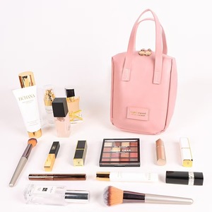 กระเป๋าเครื่องสำอางหนัง PU หูหิ้วนุ่มอเนกประสงค์กันน้ำสำหรับจัดเก็บของใช้ในบ้าน ลายตัวอักษร ฤดูใบไม้ผลิ 2025 พร้อมด้ายเย็บ - Product Image 3