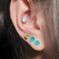 Pendiente de titanio quirúrgico Clover Jewelry con circonita cúbica de corte fuego, rosca interna para piercing de hélice, tragus y concha.