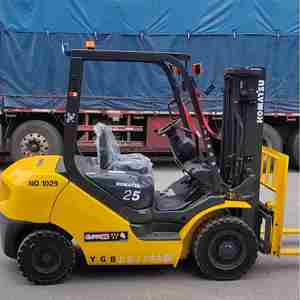 Montacargas Industrial Komatsu 4x4 con Desplazador Lateral, 2.5 Toneladas, Diésel, para Terreno Accidentado, Mástil de 2 Etapas - Product Image 3