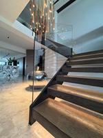 Escalier droit moderne en bois massif à double poutre avec marches en chêne et garde-corps en câble pour villas et hôtels