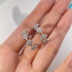 Pendientes de Aro Redondos de Latón Chapado en Oro Tianyu Gems con Pequeñas Piedras de Circonita Cúbica Octogonales, Diseño de Estrella Clásico y Moderno - Product Image 1