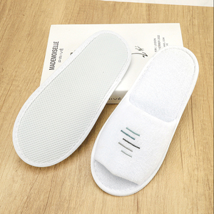 Luxuriöse Maßgefertigte Badezimmer-Hausschuhe mit Hotel-Logo, Spa-Luxus-Hausschuhe mit Stickerei, Personalisierte Hotel-Pantoffeln - Product Image 1