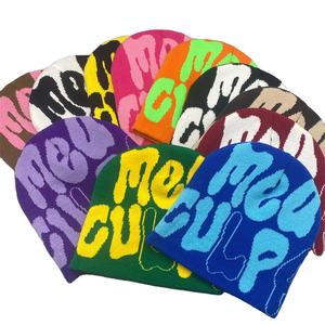 Bonnes affaires : Bonnets tricotés unisexes printemps-hiver avec logo personnalisé, bonnets jacquard Mea Culpa pour la vente en gros - Product Image 1